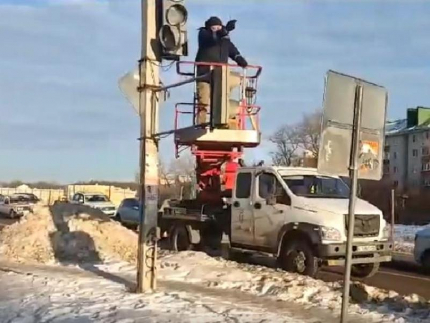 Названа причина «тотальной» пробки в крупном воронежском микрорайоне