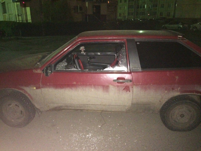 В Воронеже на фото попал автомобиль с разбитым окном, из которого вырвали магнитолу