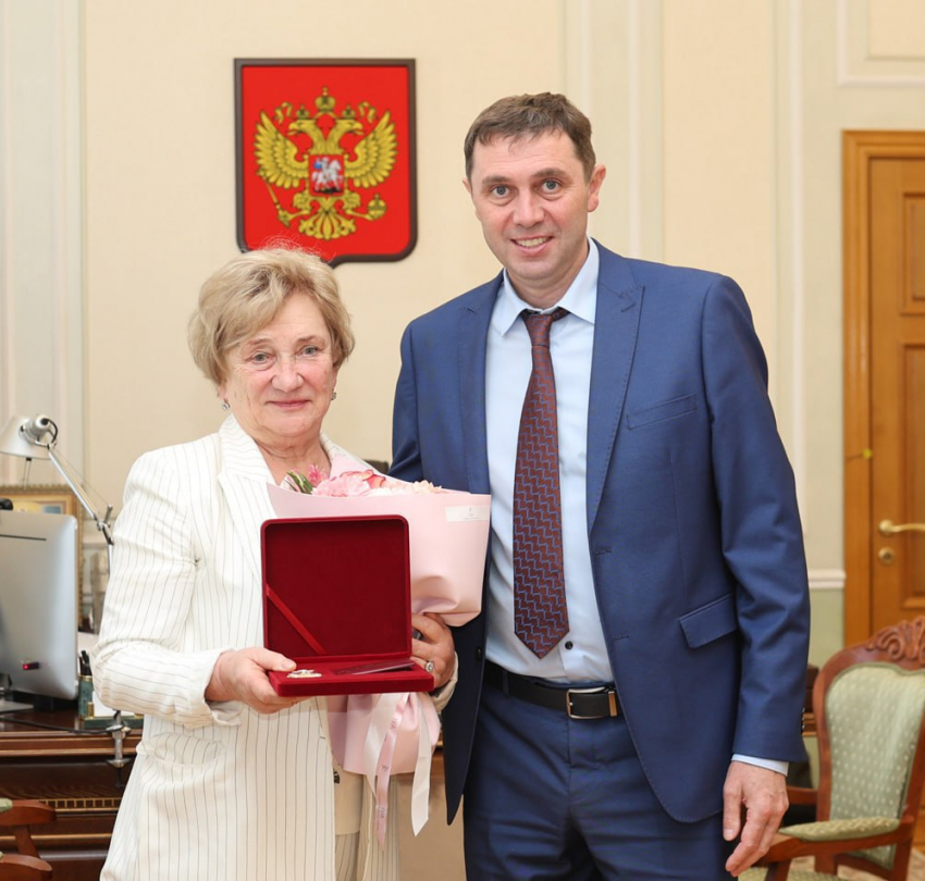 Почетный гражданин Воронежа получила награду из рук мэра Сергея Петрина