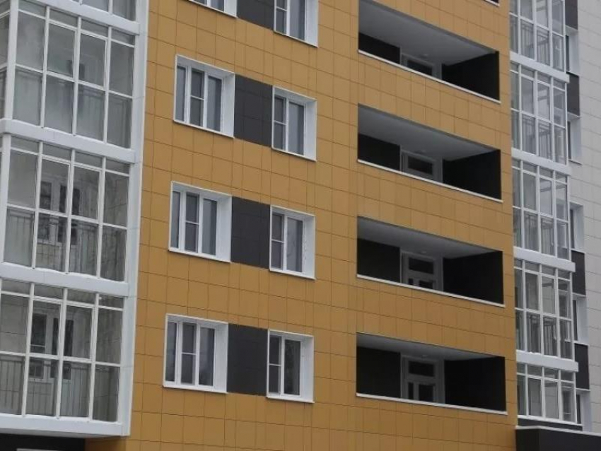 20-летняя девушка из Вьетнама упала из окна многоэтажки в Воронеже