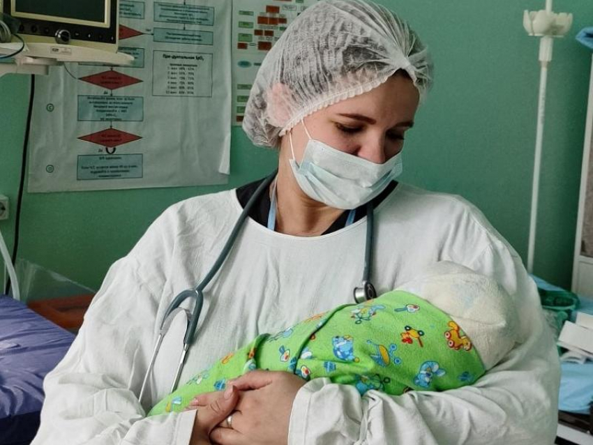 Воронежские врачи спасли попавшую в ДТП беременную и помогли ей родить малыша