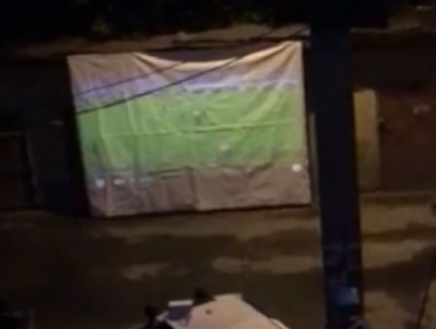 Трансляцию футбола в «дворовых условиях» на большом экране показали на видео в центре Воронежа