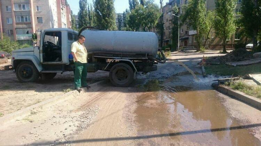 Воронежцы возмутились сливом нечистот на одной из улиц рядом с водохранилищем