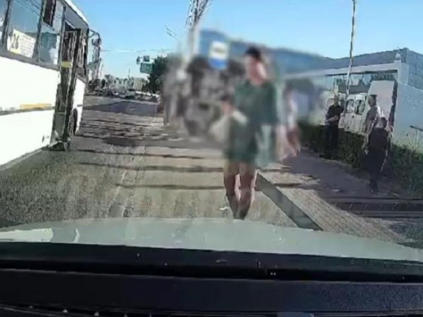 Странный обряд с прокладками «провела» девушка на автобусной остановке в Воронеже