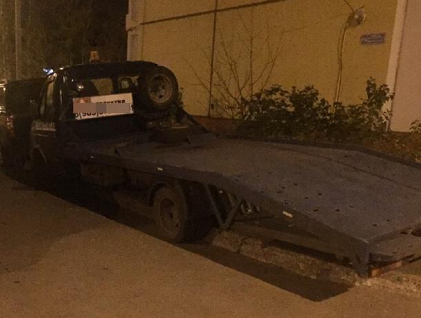 Парковка эвакуатора в неожиданном месте унизила пешеходов в Воронеже