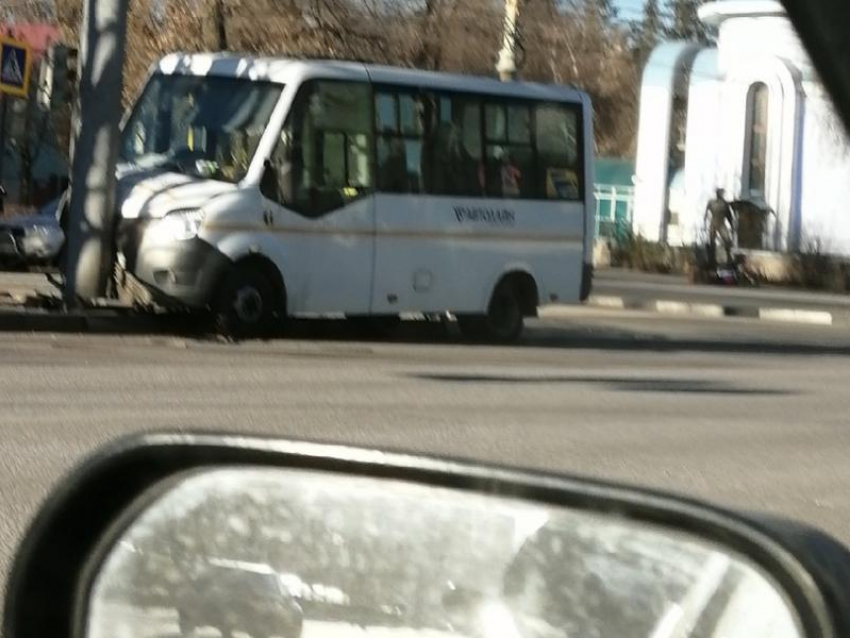 Поцелуй маршрутки и фонарного столба попал на фото в Воронеже