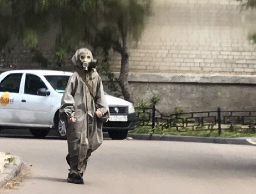 Прогулку в защитном костюме устроил неизвестный в Воронеже