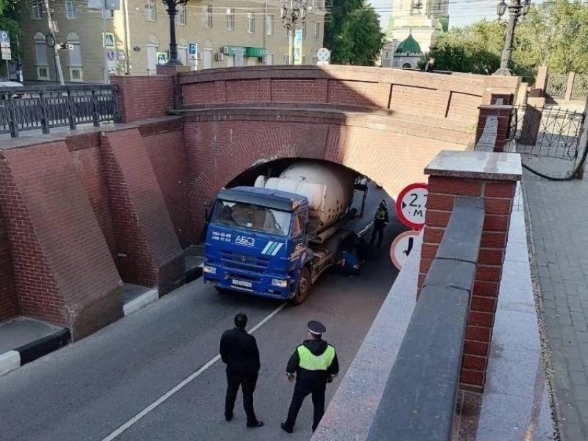 В воронежский мост глупости на этот раз попалась бетономешалка 