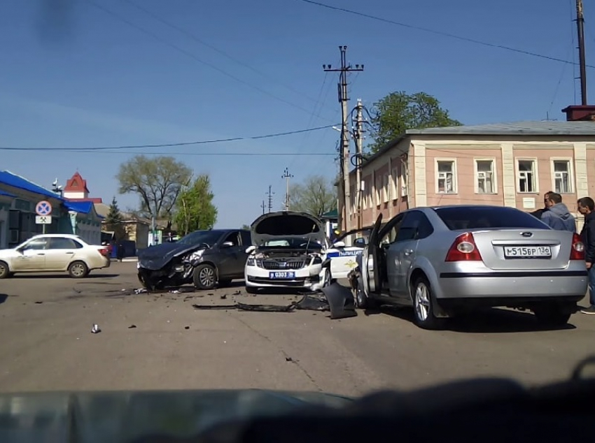 Пять человек пострадали в массовом ДТП с участием воронежского полицейского