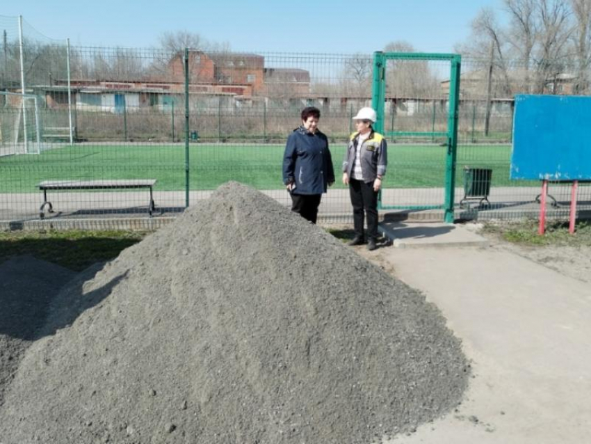 Воронежская компания поделилась 15 тоннами щебенки с детской площадкой в Семилуках