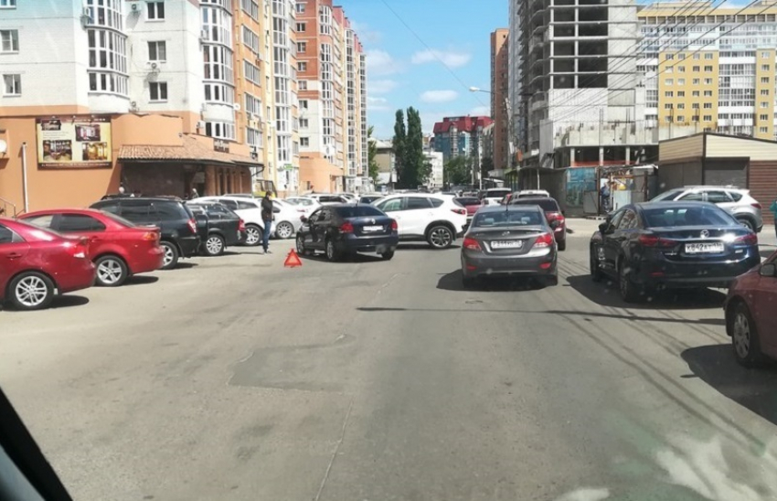 Центр Воронежа встал в огромной пробке из-за ДТП 