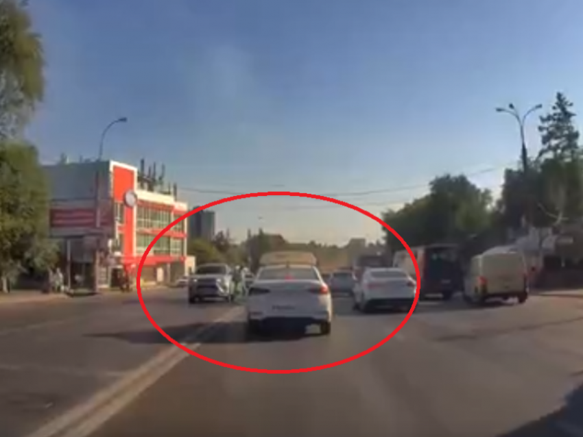 Пешеход почувствовал себя царем дороги и попал на видео в Воронеже