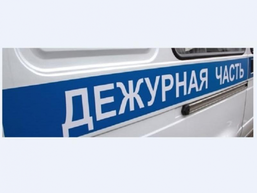 Женщина попала в больницу после опрокидывания машины в Воронежской области