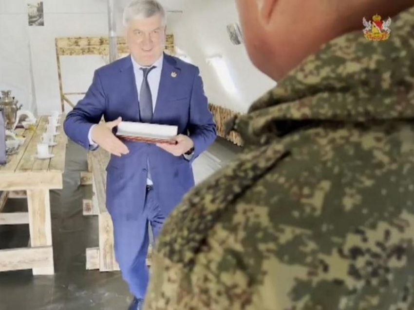 Губернаторские часы получили боевые инструкторы из рук Александра Гусева в Воронеже