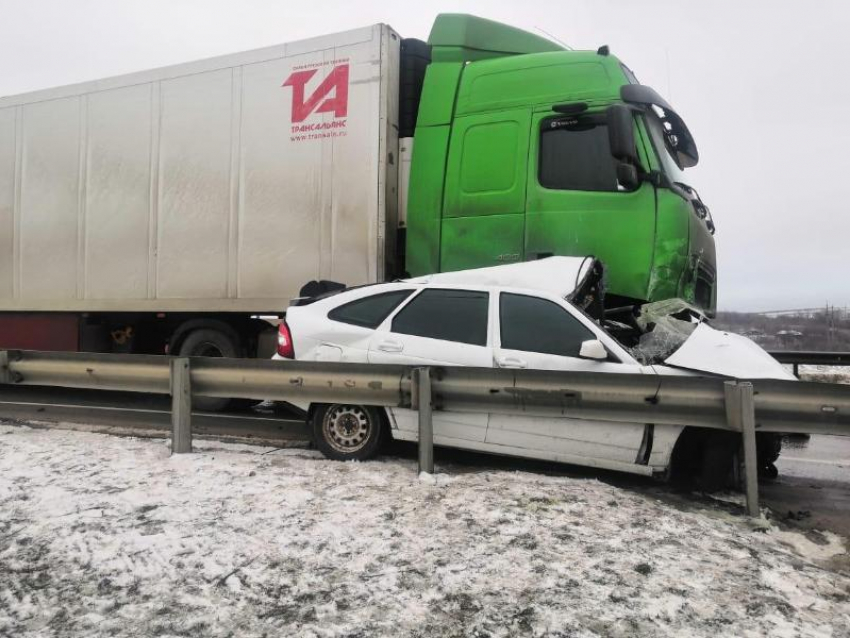 Фура впечатала Lada в отбойник под Воронежем – погиб человек 