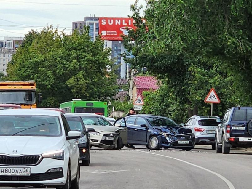 Огромная пробка собралась в Воронеже из-за ДТП – опубликовано видео 