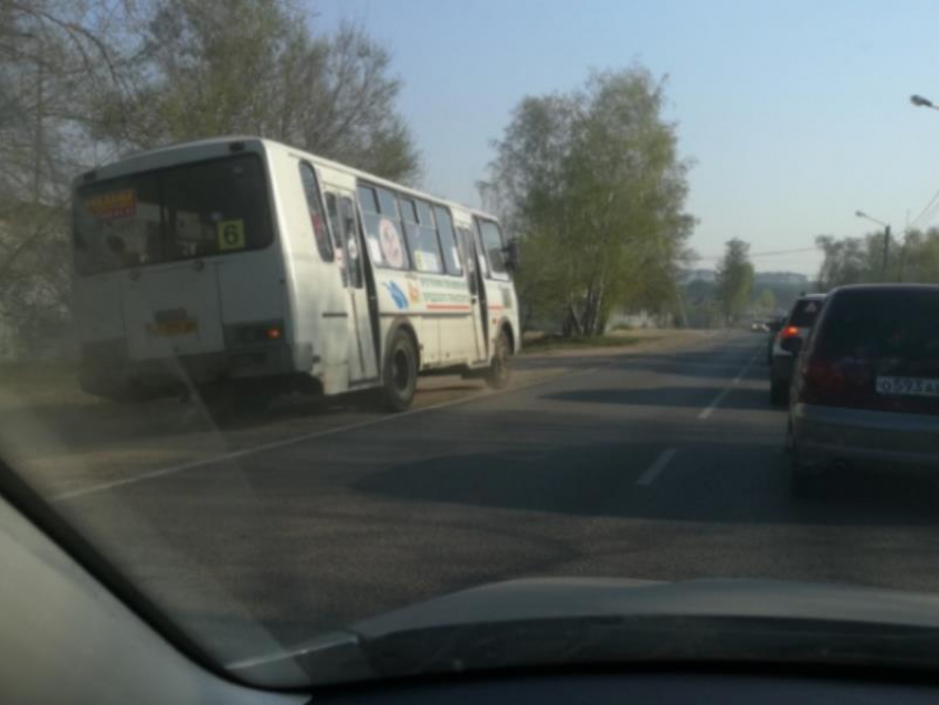 Бесстрашие маршрутчика на «встречке» сняли в Воронеже