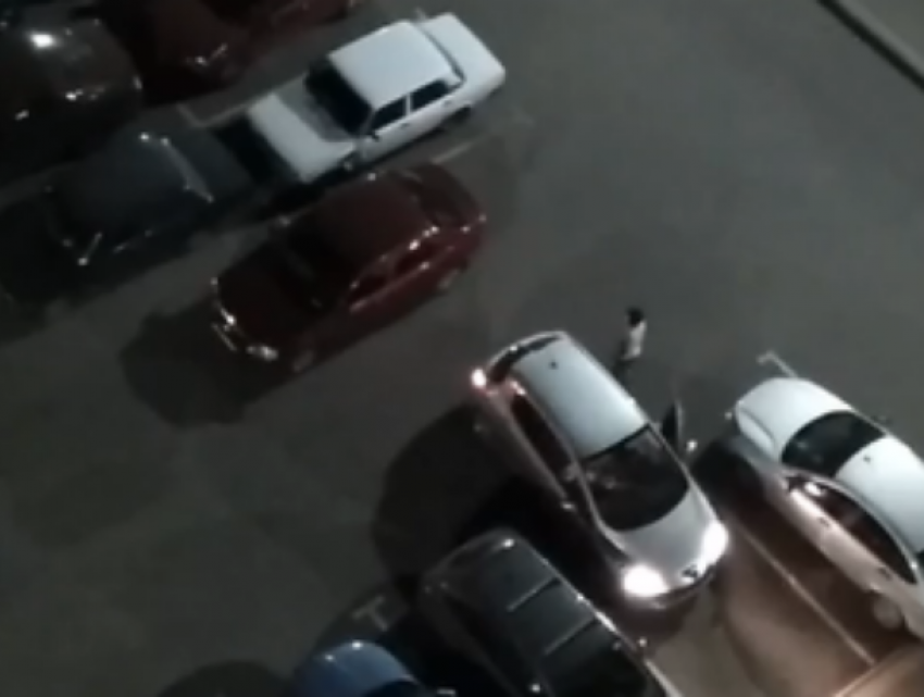  Попытки девушки выехать с парковки попали на видео в Воронежской области