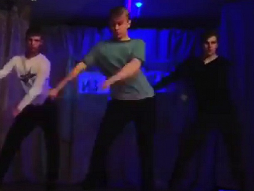 Странно-забавный танец парней в Воронеже попал на видео 