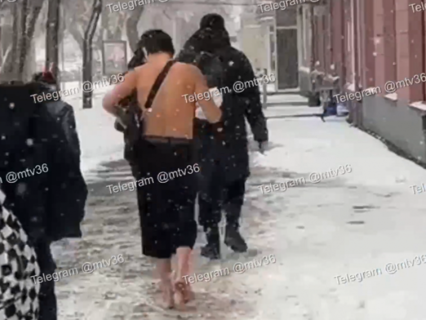 Полуголый снежный бегун был замечен на улицах Воронежа 