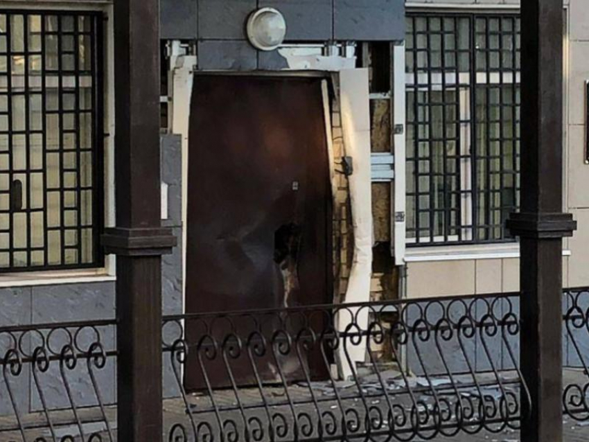 Появилась фотография взорванной двери Лискинского отделения полиции 