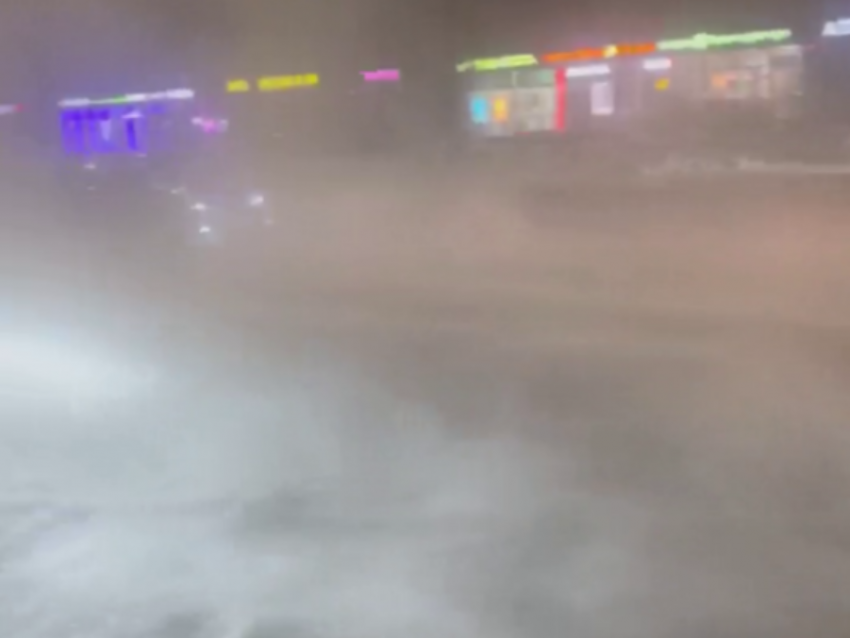 Ледяная «парилка» из-за масштабной утечки образовалась на остановке в Воронеже 