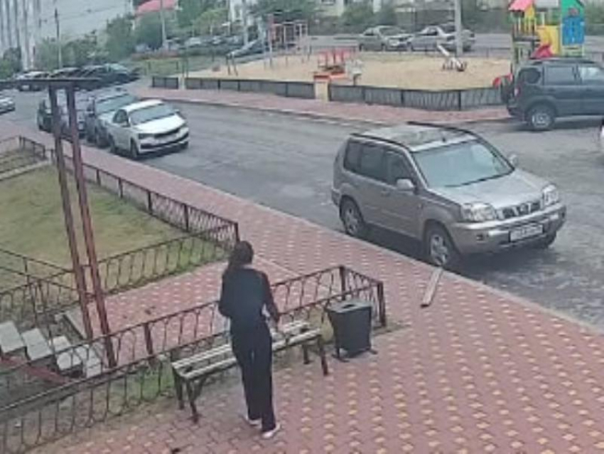 Угрожает всем, сует детям шокер в лицо: неадекватная девушка держит в страхе воронежский ЖК