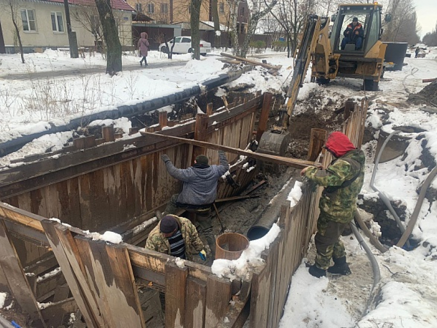 Названы сроки окончания ремонта аварийного водовода на Циолковского в Воронеже
