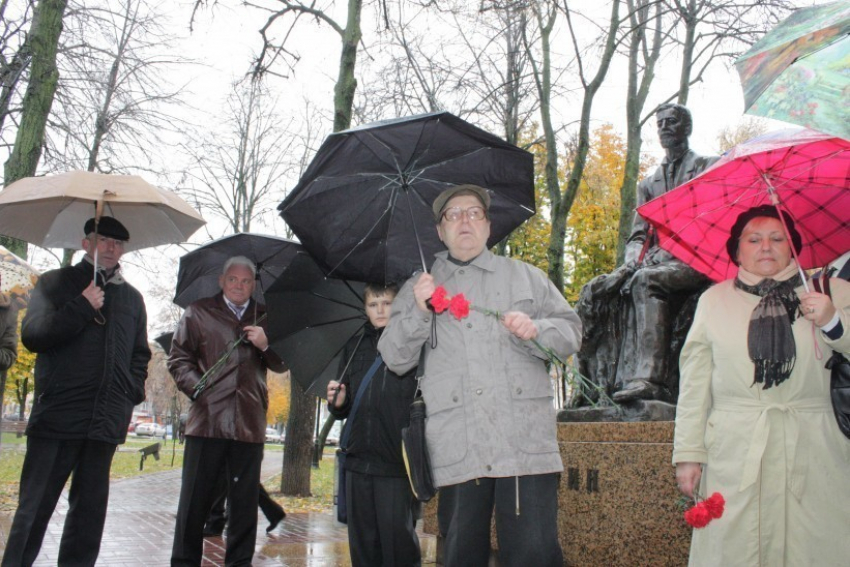В Воронеже, несмотря на дождь, состоялся митинг в честь творчества Ивана Бунина