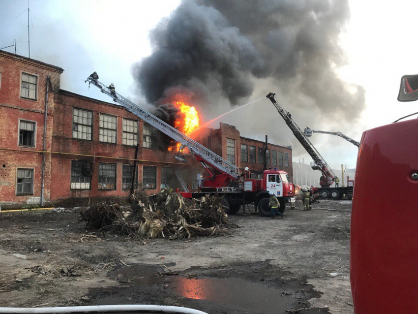Сгорающий в пожаре экскаваторный завод в Воронеже сняли на видео