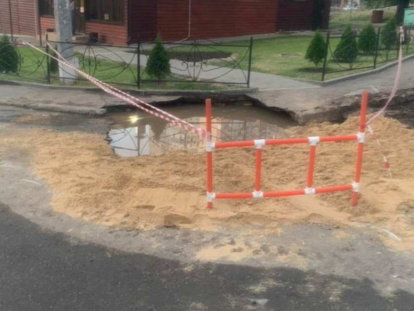 Канализация забила ключом и размыла дорогу на севере Воронежа