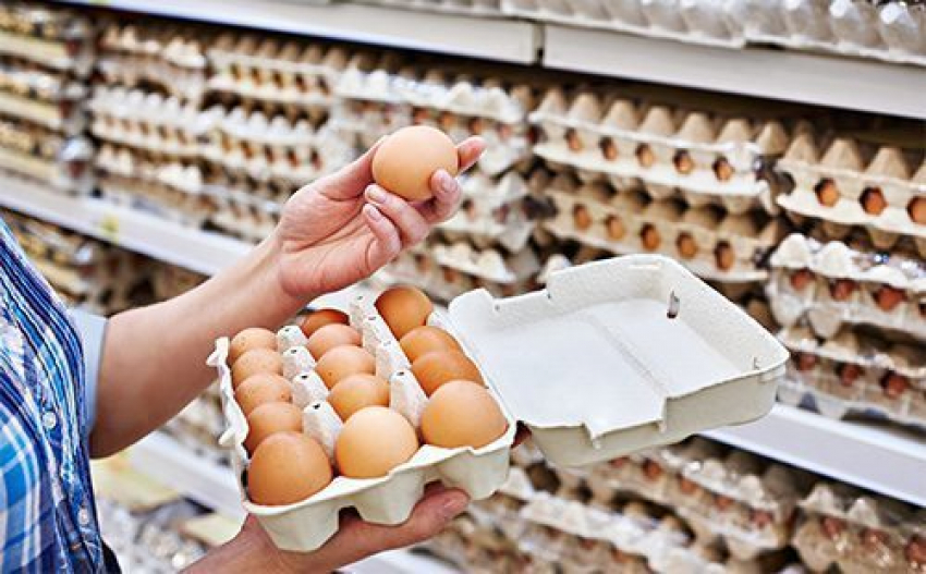 В Воронеже в супермаркетах пенсионерки подменяют дешевые яйца на дорогие