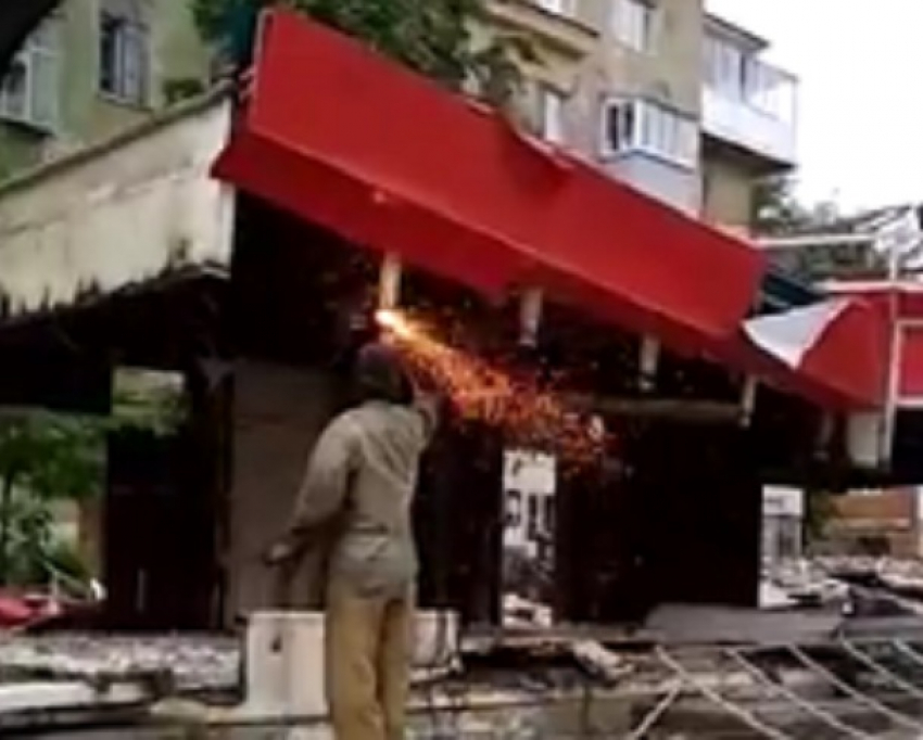 Грубый демонтаж киосков у ВГУ сняли на видео