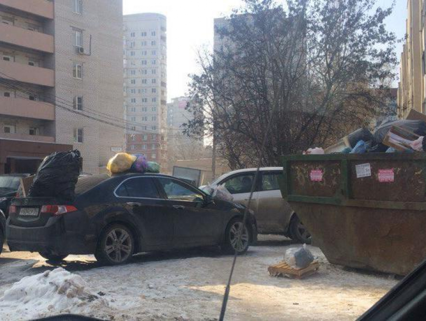 В воронежском дворе жильцы массово выкинули мусор на машину