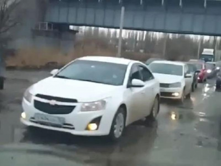 Дырявую причину огромной пробки показали у кольца на левом берегу Воронежа