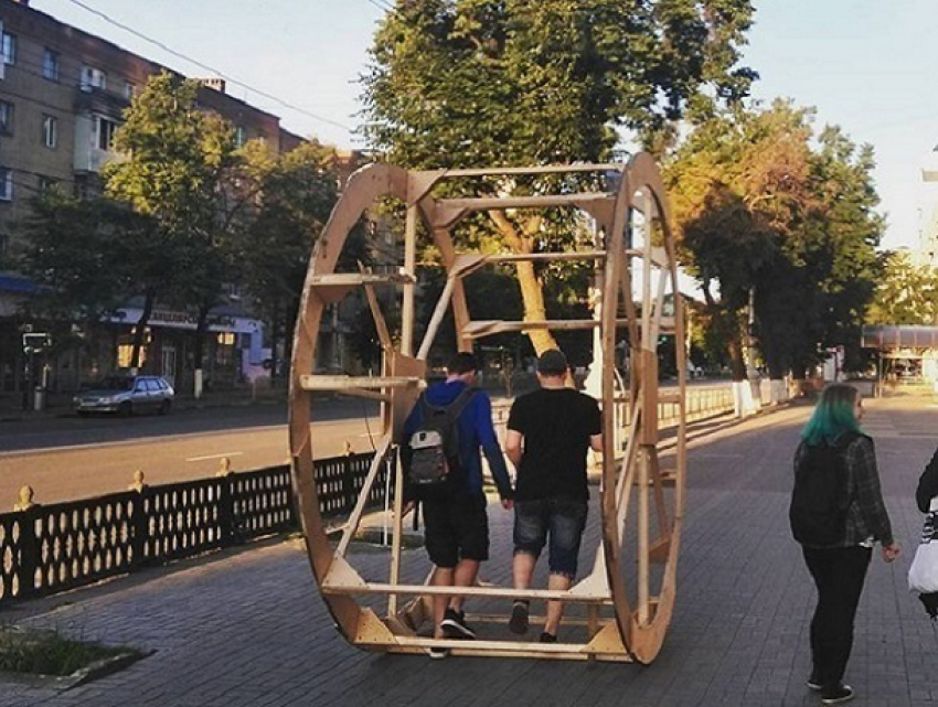 Молодые люди проехались в огромной катушке по центру Воронежа