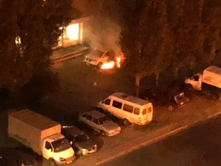 Припаркованный на тротуаре кроссовер сгорел ночью в Воронеже