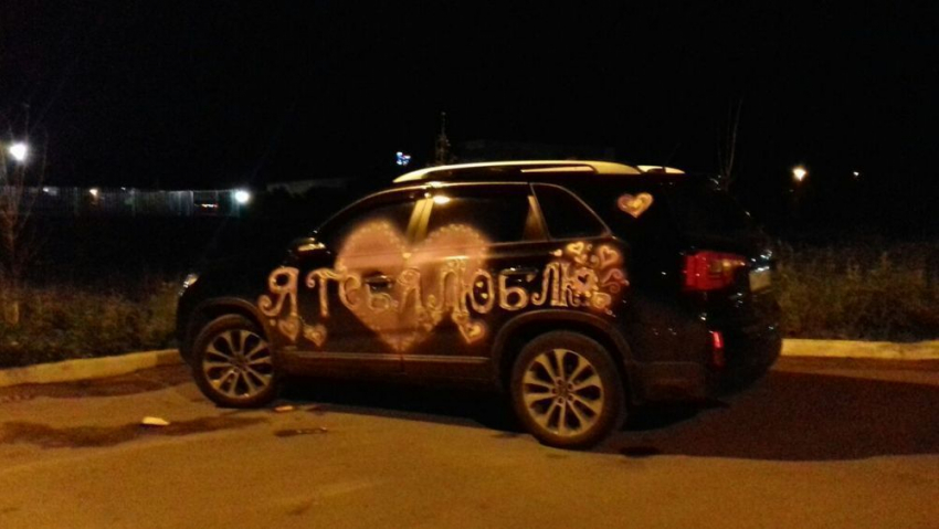 Воронежец изрисовал признаниями в любви дорогой внедорожник своей возлюбленной 