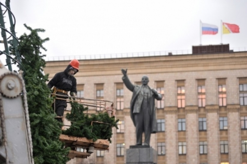 В Воронеже начали устанавливать главную городскую елку