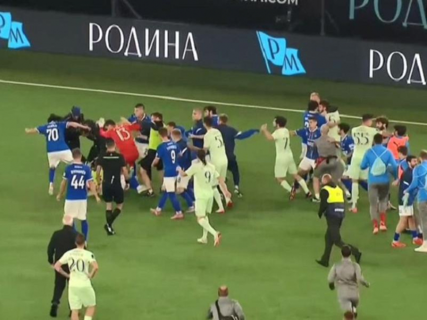 Опубликовано видео массовой драки сразу после матча воронежского «Факела» и «Родины»