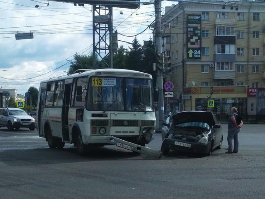 Автомобилист из Саратова внезапно нарвался на маршрутку в центре Воронежа