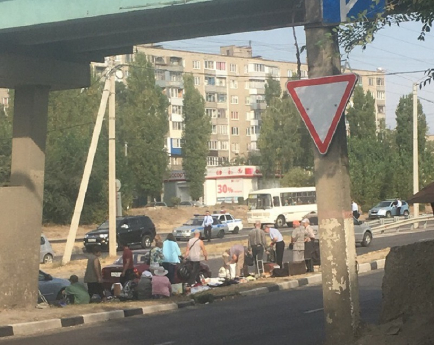 Пенсионеры развернули торговлю под разрушающимся виадуком в Воронеже