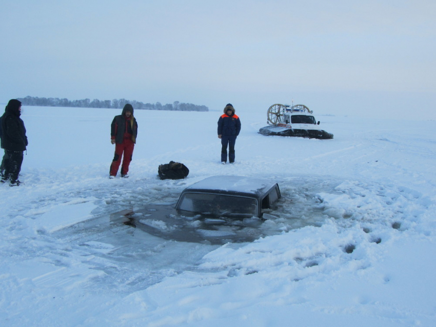 В Воронежской области автомобиль провалился под лед, унеся жизнь школьника