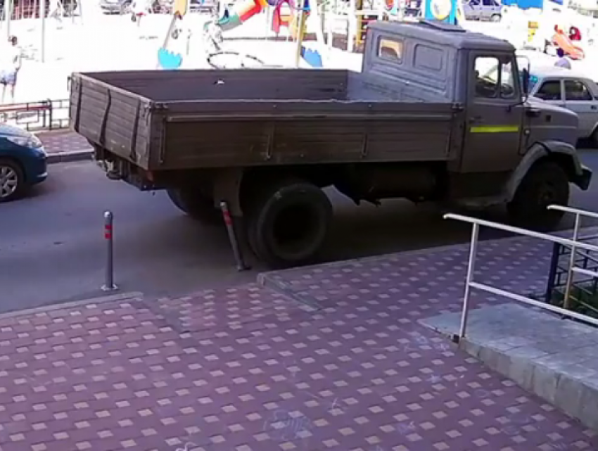 Сносящий все на своем пути автомобилист попал на видео в Воронеже