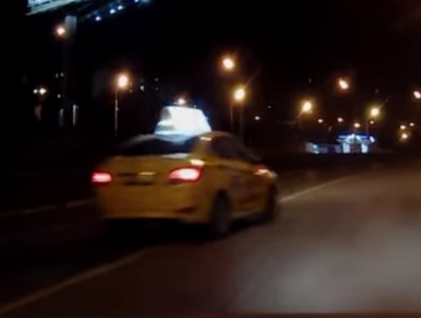 В Воронеже водитель «Яндекс такси» устроил гонки по встречке 