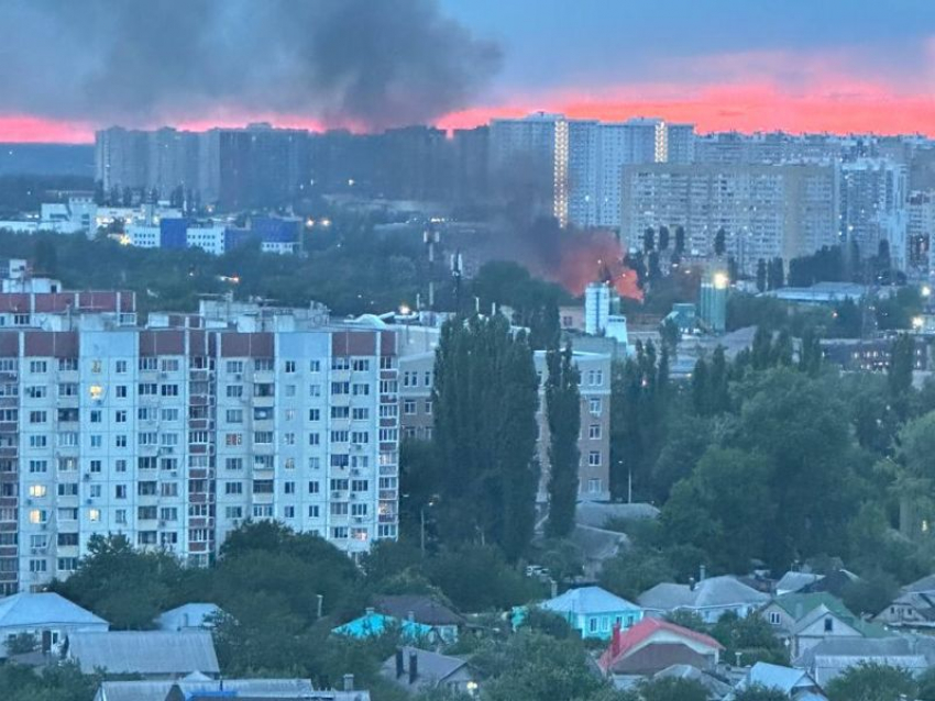 Мощный пожар в Северном микрорайоне переполошил воронежцев и попал на видео