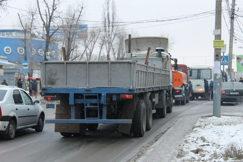 В Воронеже на 9 Января водители стоят в заторе и жгут бензин, а пешеходы выскакивают из-за автобусов под колеса машин