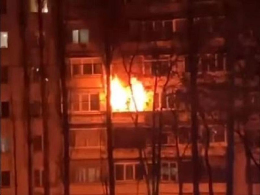 Объятую огнём квартиру сняли на видео в Воронеже