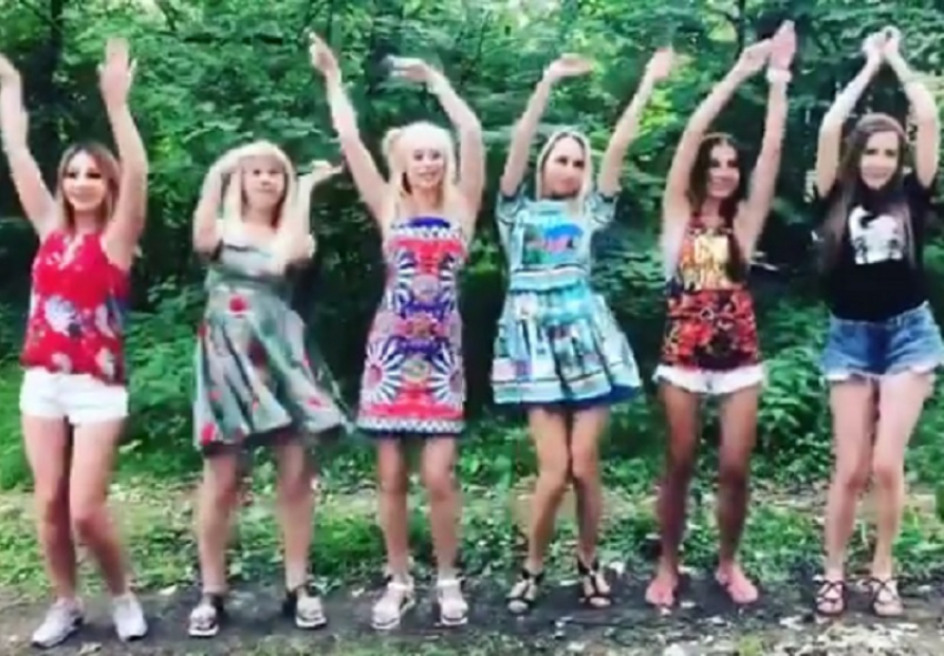 Шесть красавиц из Воронежа устроили зажигательный танец на улице 