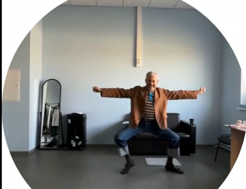 Модный стилист Рогов сплясал под хит Газманова